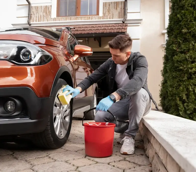 Lavage auto à domicile Sainte-Sigolène : professionnel intervenant sur un véhicule